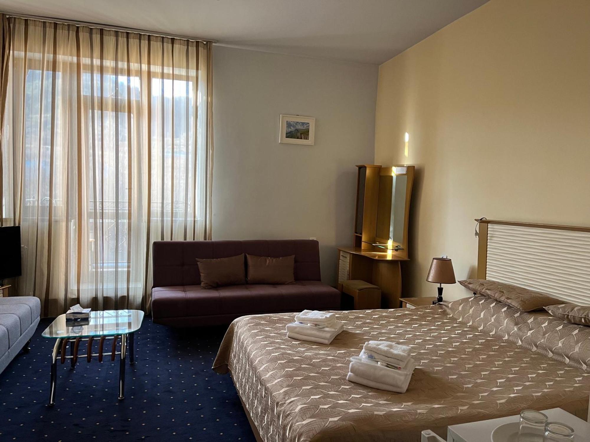 Greenwood Hotel Дилиян Екстериор снимка